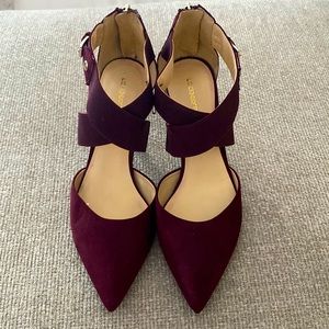 Liz Claiborne suede closed toe pump